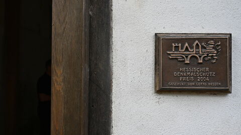 Impressionen vom Sommerreise-Besuch in der Synagoge Harmuthsachsen. Plakette am Eingang der Synagoge.