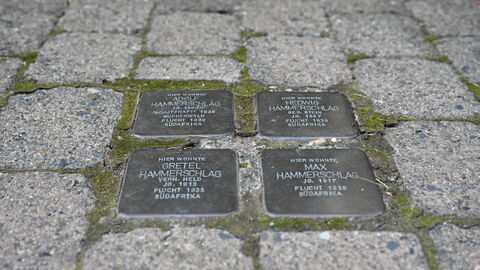 Impressionen vom Sommerreise-Besuch in der Synagoge Harmuthsachsen. In den Boden eingelassene Stolpersteine.
