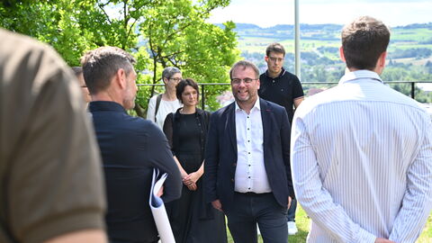 Impressionen vom Sommerreise-Besuch auf der Oberburg Staufenberg. Minister Gremmels im Gespräch.