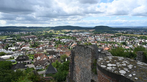 Impressionen vom Sommerreise-Besuch auf der Oberburg Staufenberg. Blick von der Oberburg Staufenberg ins Tal