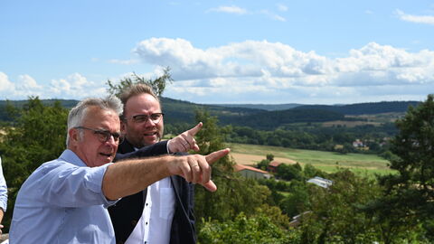 Impressionen vom Sommerreise-Besuch auf der Oberburg Staufenberg. Minister Gremmels zeigt ins Tal.