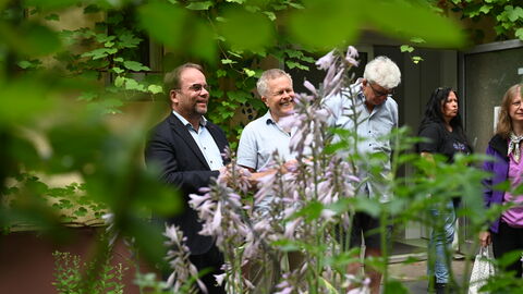 Impressionen vom Sommerreise-Besuch im Demokratie-Garten der Naturfreunde in Frankfurt. Minister Gremmels im Grünen
