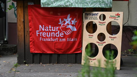 Impressionen vom Sommerreise-Besuch im Demokratie-Garten der Naturfreunde in Frankfurt. Ein Spiel im Demokratie-Garten