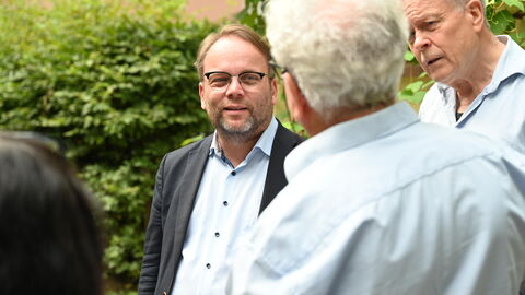 Impressionen vom Sommerreise-Besuch im Demokratie-Garten der Naturfreunde in Frankfurt. Minister Gremmels im Gespräch