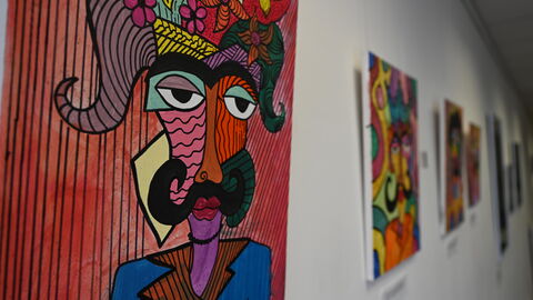 Impressionen vom Sommerreise-Besuch im Refugee Counseling Center und in der Kunstausstellung von Atish Shahbazi. Farbenfrohe Gemälde des Künstlers, die vor allem Figuren zeigen