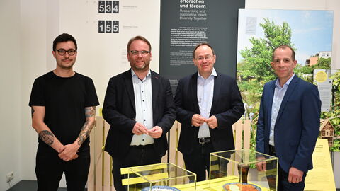 Impressionen vom Sommerreise-Besuch in der Senckenberg Gesellschaft für Naturforschung. Gruppenbild mit Minister