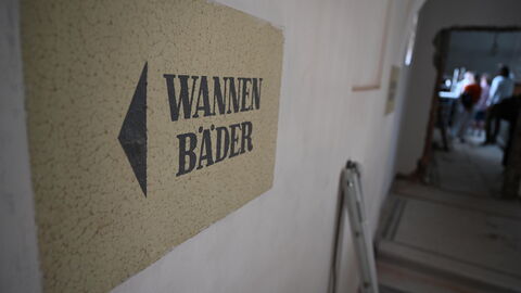 Impressionen vom Sommerreise-Besuch im Theater Altes Hallenbad in Friedberg . Schild mit der Aufschrift "Wannenbäder"