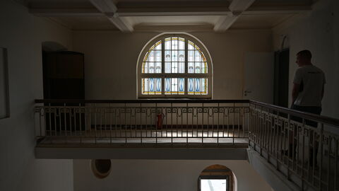 Impressionen vom Sommerreise-Besuch im Theater Altes Hallenbad in Friedberg . Historisches Fenster