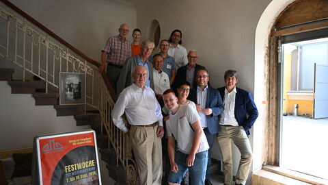 Impressionen vom Sommerreise-Besuch im Theater Altes Hallenbad in Friedberg . Gruppenbild mit Minister