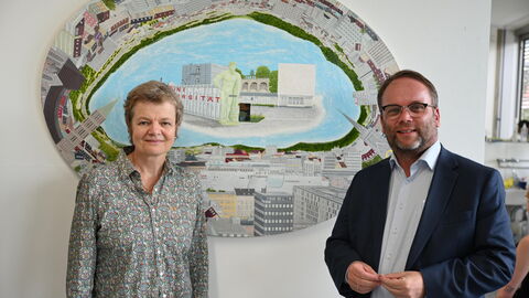 Impressionen vom Sommerreise Besuch bei der Jahresausstellung der Kunsthochschule Kassel. Minister und Präsidentin der Uni Kassel vor einem Gemälde