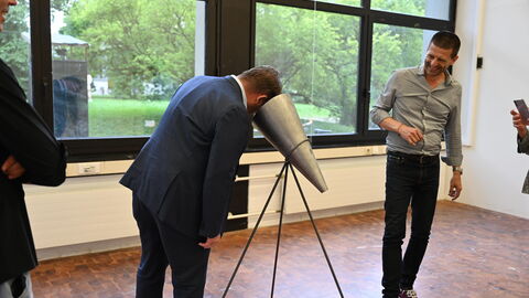 Impressionen vom Sommerreise Besuch bei der Jahresausstellung der Kunsthochschule Kassel. Minister Gremmels hört in ein Sprachrohr hinein
