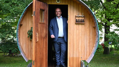 Impressionen vom Sommerreise Besuch bei der Jahresausstellung der Kunsthochschule Kassel. Minister schaut aus einem Fass, das zu einem Wohnhaus umgebaut wurde