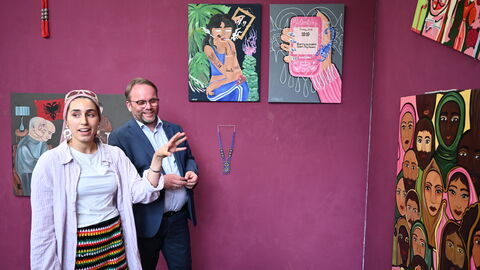 Impressionen vom Sommerreise Besuch bei der Jahresausstellung der Kunsthochschule Kassel. Minister mit einer Studentin, die ihre Werke zeigt