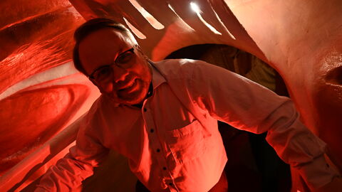 Impressionen vom Sommerreise-Besuch in der Kinder-Akademie Fulda. Minister Gremmels im begehbaren Herz der Kinder-Akademie Fulda