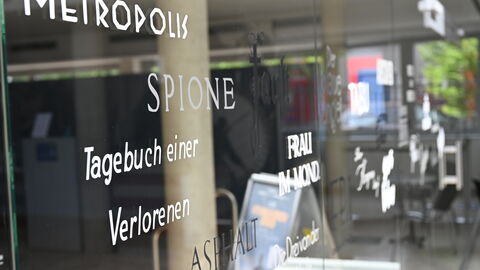 Impressionen vom Sommerreise-Besuch bei der Besuch Murnau Stiftung in Wiesbaden. Eingangstür der Murnau-Stiftung