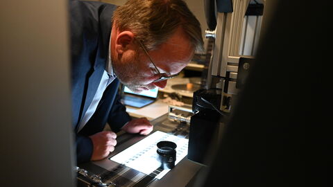 Impressionen vom Sommerreise-Besuch bei der Besuch Murnau Stiftung in Wiesbaden. Minister Gremmels schaut Dias an