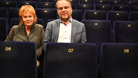 Impressionen vom Sommerreise-Besuch bei der Besuch Murnau Stiftung in Wiesbaden. Minister Gremmels im Kinosessel