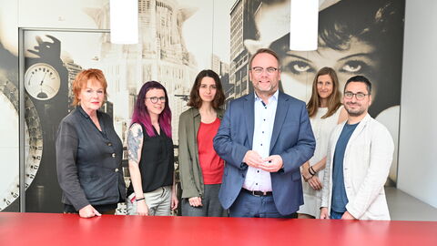 Impressionen vom Sommerreise-Besuch bei der Besuch Murnau Stiftung in Wiesbaden. Gruppenbild mit Minister Gremmels