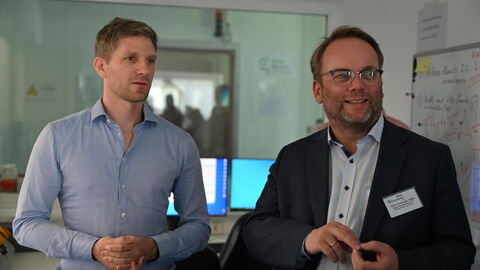 Impression vom Sommerreise-Besuch im Fraunhofer-Institut für Betriebsfestigkeit und Systemzuverlässigkeit in Darmstadt-Kranichstein. Minister Gremmels lächelt in die Kamera