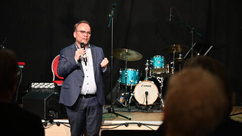 Impressionen vom Sommerreise-Besuch beim "Kleinen Kultursommer Runkel" Minister Gremmels spricht auf der Bühne ein Grußwort