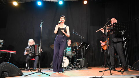 Impressionen vom Sommerreise-Besuch beim "Kleinen Kultursommer Runkel" Eine Sängerin auf der Bühne