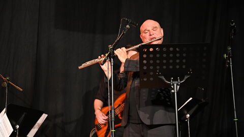 Impressionen vom Sommerreise-Besuch beim "Kleinen Kultursommer Runkel" Ein Flötenspieler auf der Bühne