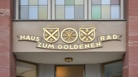 Das Haus zum goldenen Rad in Frankfurt wurde 2024 mit dem Hessischen Denkmalschutzpreis ausgezeichnet. Schriftzug "Haus zum goldenen Rad" am Gebäude