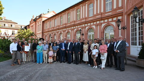 Die Preisträgerinnen und Preisträger des Hessischen Denkmalschutzpreises 2024. Gruppenbild der Preisträgerinnen und Preisträger des Hessischen Denkmalschutzpreises 2024.