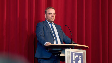 Minister Gremmels am Rednerpult.