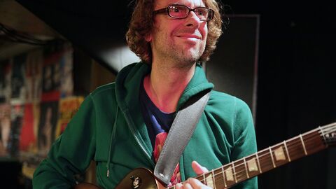 John Schröder hat 2024 den Hessischen Jazzpreis verliehen bekommen. Musiker John Schröder spielt Gitarre