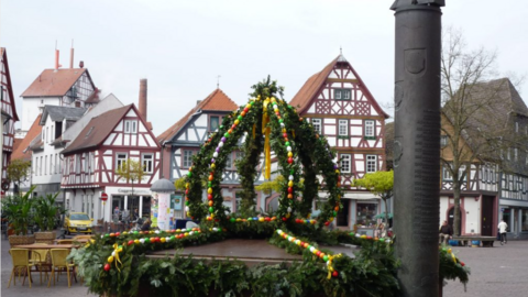 Blick in die Seligenstädter Altstadt mit geschmücktem Brunnen