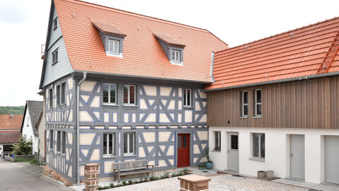 Das preisgekrönte Fachwerkhaus in Groß-Umstadt, ein hübsches Haus mit blaugrau-weißem Fachwerk