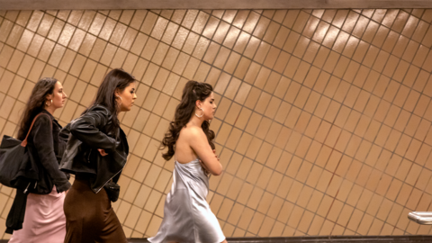 Szene aus "Ellbogen": Drei zurechtgemachte Frauen rennen durch einen U-Bahntunnel