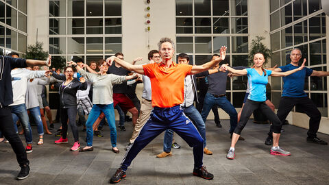 Szene aus "Watching You" Szene aus "Watching You": Eine Gruppe tanzender Menschen