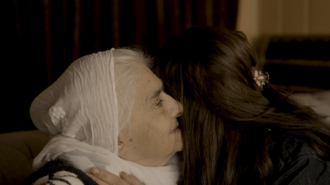 Szene aus "Der Friedhof der Namenlosen": Eine alte und eine junge Frau umarmen sich