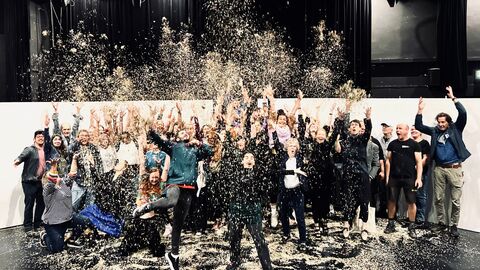 Grund zum Jubeln: Das Hessische Landestheater Marburg ist ausgezeichnet wordne. Jubelnde Menschen auf der Bühne