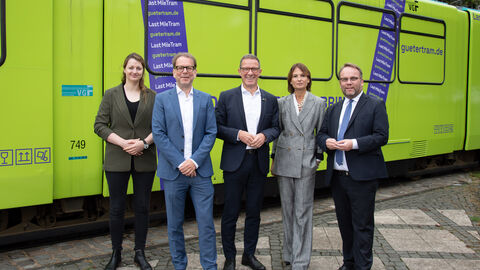 Beteiligt daran sind die Frankfurt University of Applied Sciences, die Verkehrsgesellschaft Frankfurt am Main VGF und Amazon. Minister steht vor der Gütertram