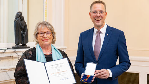 Staatssekretär Christoph Degen und Irene Linke Staatssekretär Christoph Degen und Irene Linke halten den Verdienstorden in den Händen
