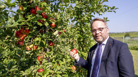 "In ihren verschiedenen Themenbereichen, angefangen von Wein und Getränken, über Gartenbau und Lebensmittel, bis hin zur Landschaftsarchitektur, wirkt sie weit in die Welt", so der Minister. Minister Gremmels mit Äpfeln