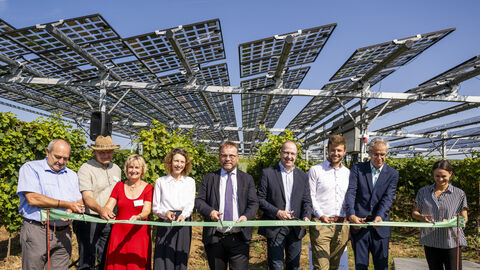 Gefördert wurde und wird der Aufbau und der Betrieb der Forschungsplattform „VitiVoltaic“ sowie die Anschaffung neuster Maschinen über das Hessische Wissenschaftsministerium. Minister Gremmels und weitere schneiden ein Band durch