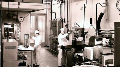 Schwarzweißfoto aus dem Archiv des Unternehmens Nukem; es zeigt ein Labor