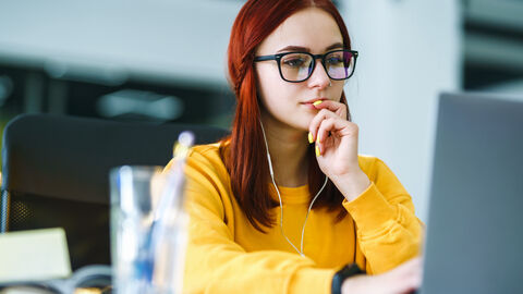 Das HMWK bietet Werkstudierenden und Praktikanten spannende Aufgaben. Eine junge Frau sitzt am Computer.