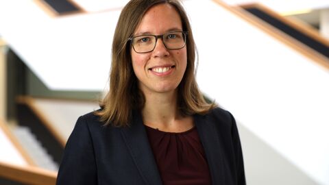 Dr. Anna C. Bakenecker hat eine LOEWE-Start-Professur an der TU Darmstadt. Dr. Anna C. Bakenecker