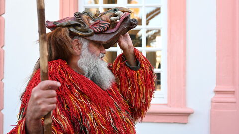 Der Kirchseeoner Perchtenlauf ist ein winterlicher Umzugsbrauch aus Bayern. Ein Mann mit Holzmaske