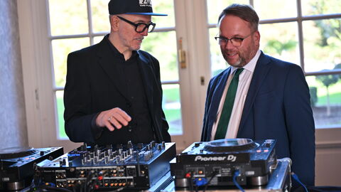 Dr. Motte zeigt Minister Gremmels das DJ-Pult. Dr. Motte zeigt Minister Gremmels das DJ-Pult.