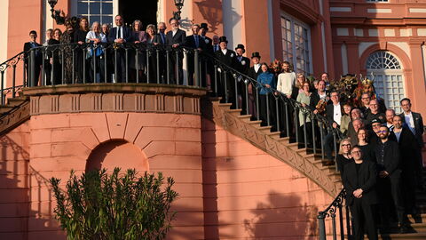 Minister Gremmels mit Vertreterinnen und Vertretern des Immateriellen Kulturerbes auf der Treppe des Biebricher Schlosses