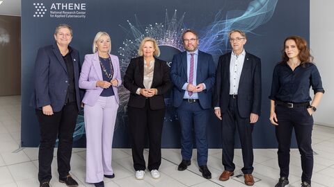 6 Personen stehen nebeneinander und schauen in die Kamera.