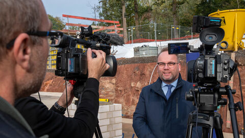 Grundsteinlegung für das  „Marburg Centre for Epidemic Preparedness“ (MCEP) Minister Gremmels steht vor einer Kamera.
