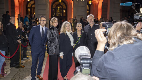 Menschen auf dem roten Teppich