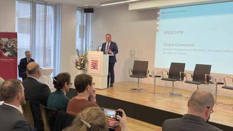 EU-Strategietagung der Hochschulrektorenkonferenz in Brüssel  Minister Gremmels steht an einem Rednerpult